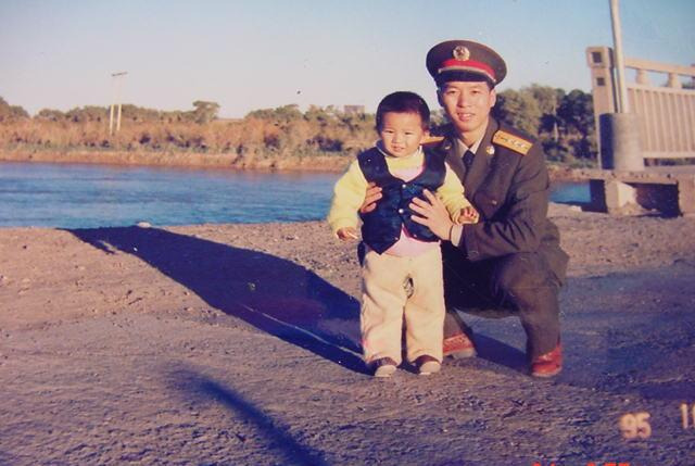 1995年，与孩子在河边