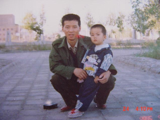 与孩子散步