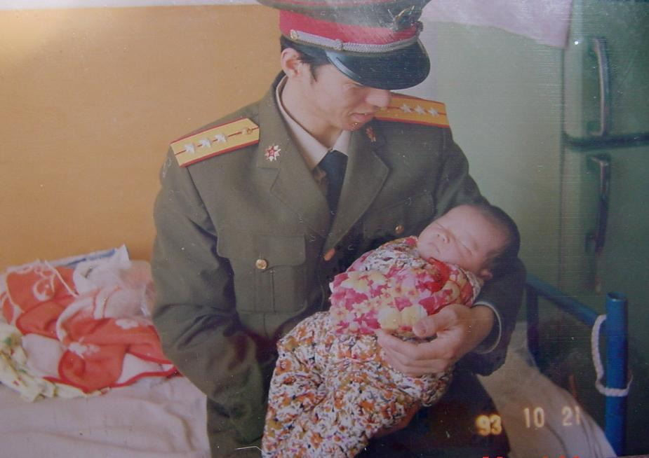 1993年，抱着孩子