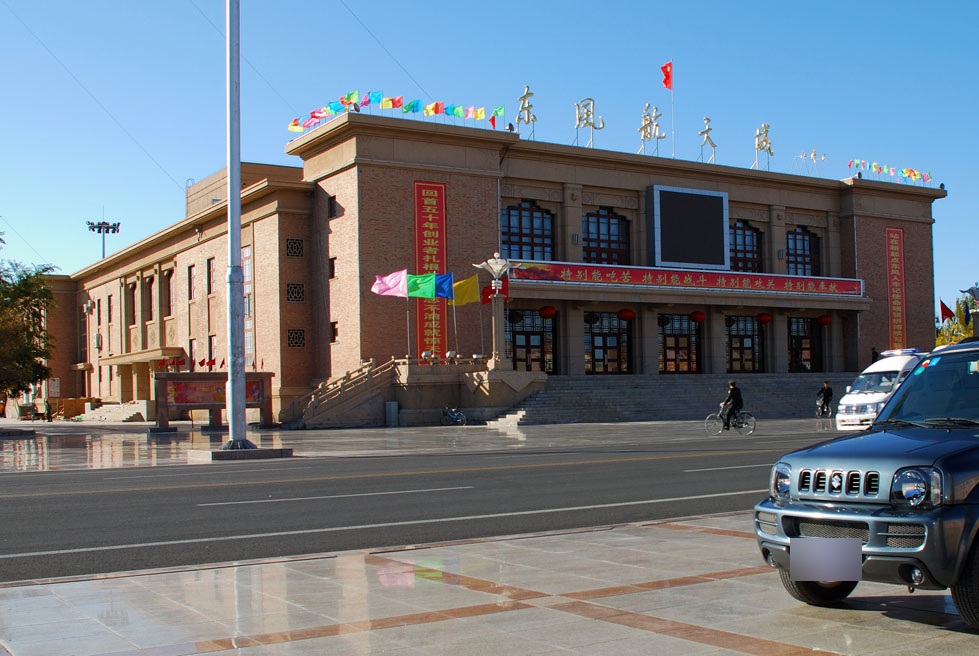 东风街景