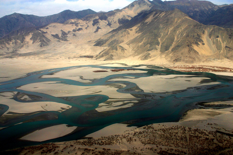 群山河谷